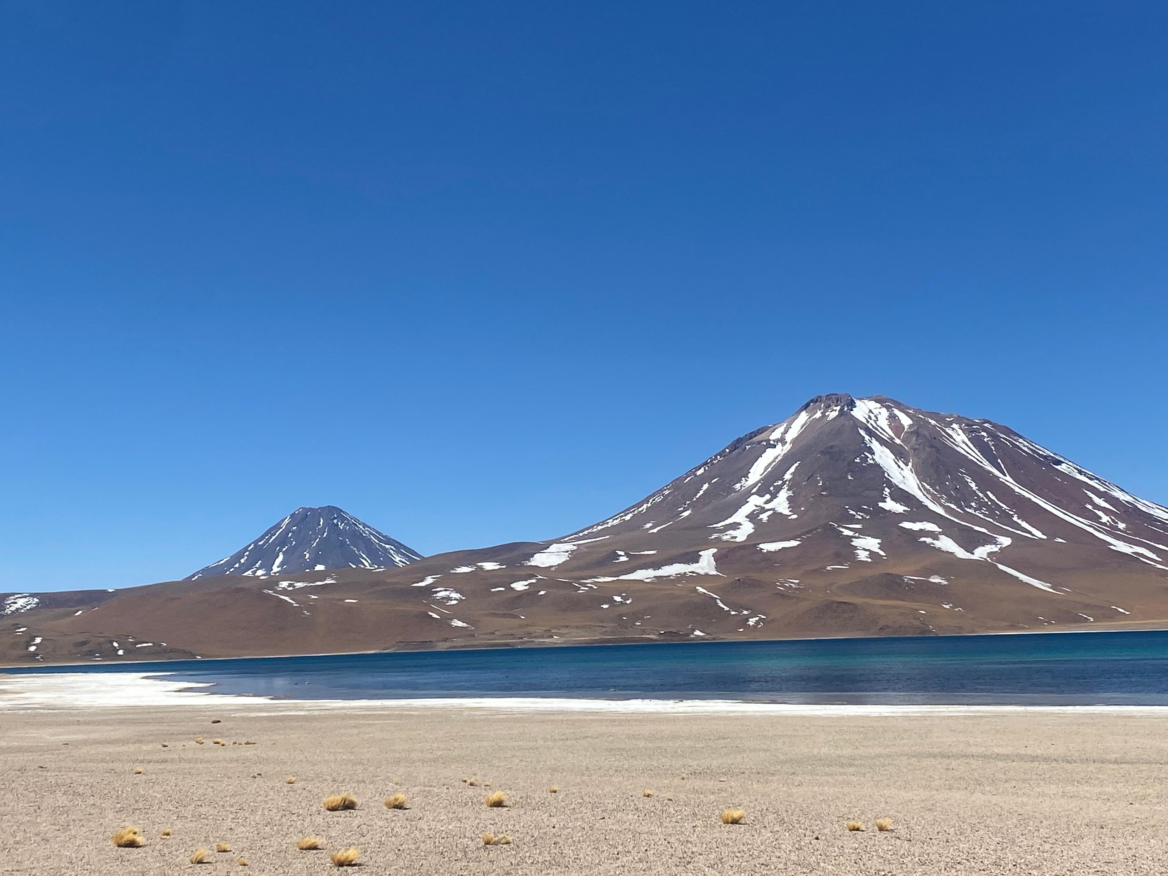 Laguna e vulcão no Chile